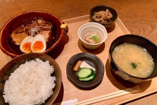 ごはんや一芯 代官山のじっくり煮込んだ豚の角煮 半熟玉子添え2