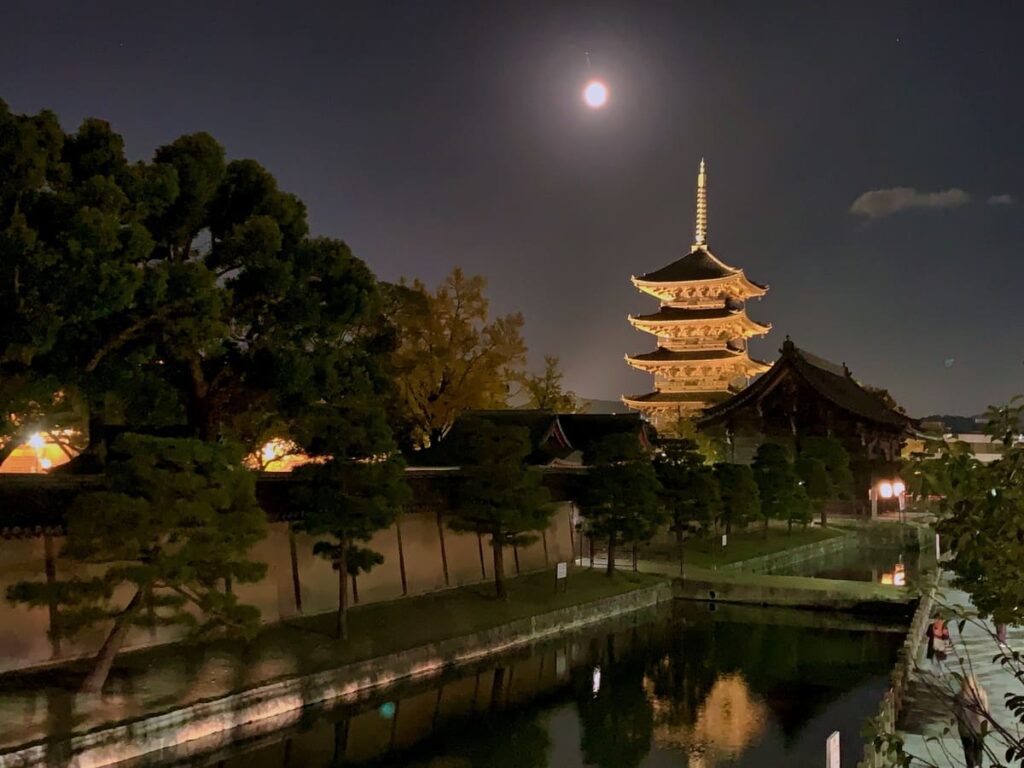 東寺 京阪国道口交差点の歩道橋から