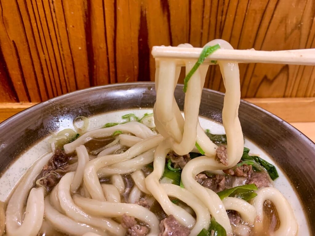 牧のうどん 博多バスターミナル店の肉うどん 麺2