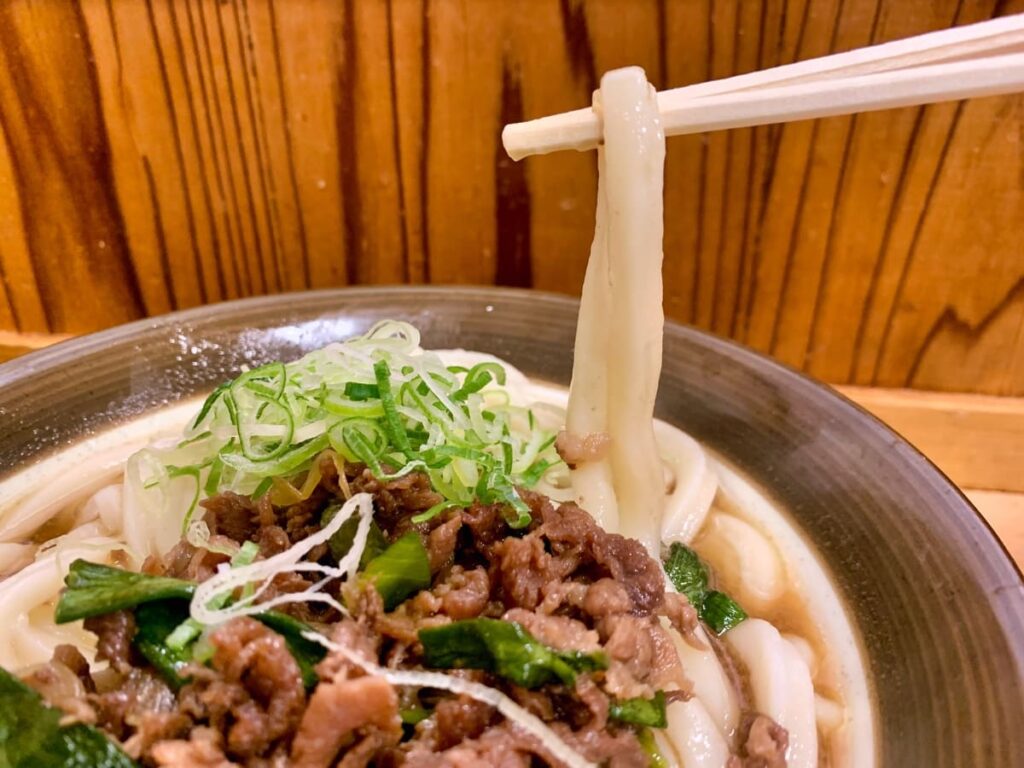 牧のうどん 博多バスターミナル店の肉うどん 麺1
