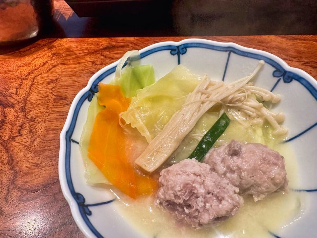 博多水炊きとり田 博多本店の水炊き 野菜とつみれ