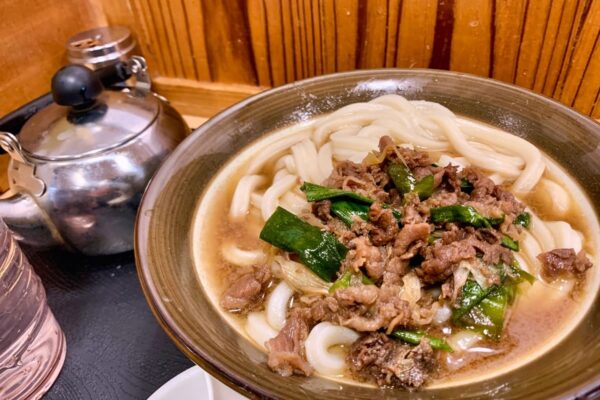 牧のうどん 博多バスターミナル店の肉うどん2