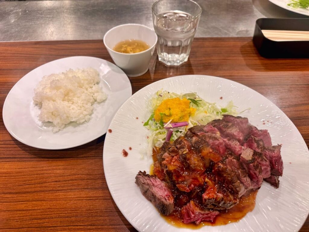 キャトルラパン北梅田のステーキランチ肉2枚1