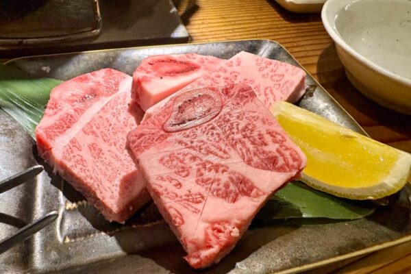 焼肉万両 南森町店の黒毛和牛骨付き三角カルビ