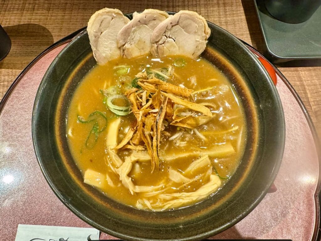 麺処むらじ 柳馬場六角の鶏黒ラーメン１