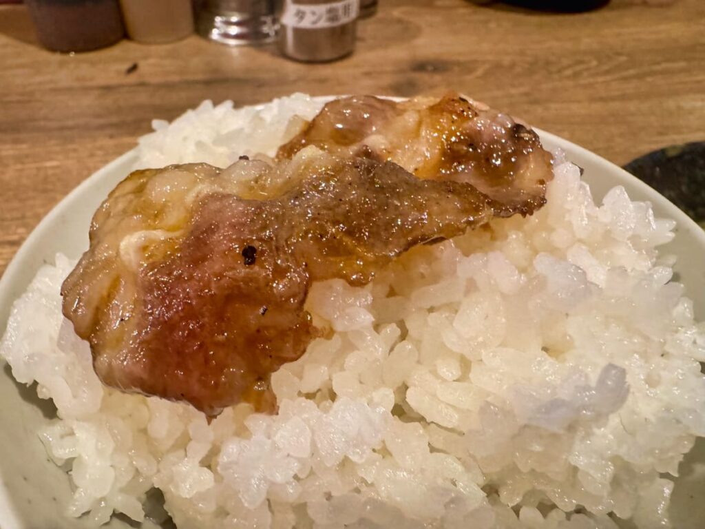 焼肉食べ放題やる気 四条河原町店の焼きすきカルビ 卵つき 実食2