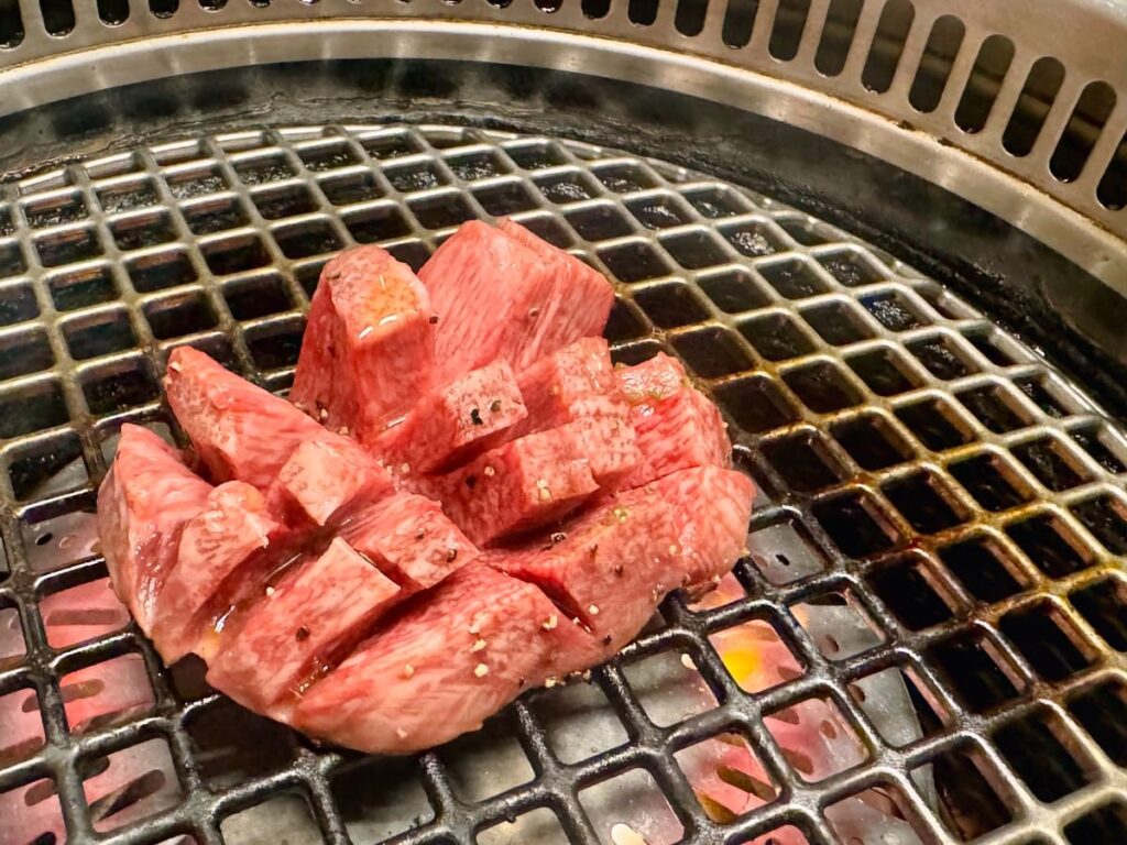 京の焼肉処 弘 千本三条本店のマンゴータン 調理中