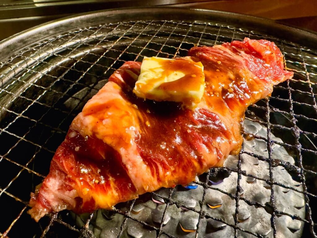 焼肉食べ放題やる気 四条河原町店の大判カルビステーキ 調理中