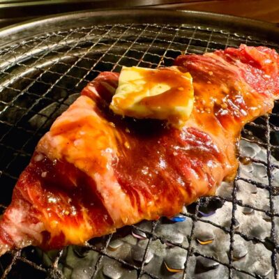 焼肉食べ放題やる気 四条河原町店の大判カルビステーキ 調理中