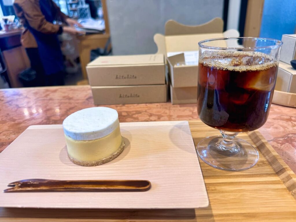 開化堂カフェのKaikadoチーズケーキと水出しアイスコーヒー1