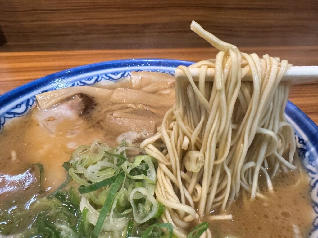 元祖赤のれん 節ちゃんラーメン 天神本店のチャーシューメン 麺