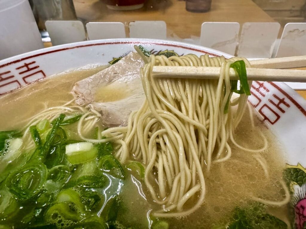 安全食堂のラーメン麺