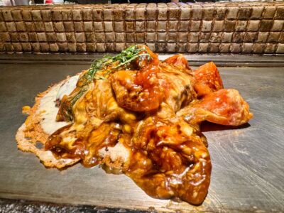 京ちゃばな 南新町店のトマトのお好み焼き こぼれモッツァレラチーズ