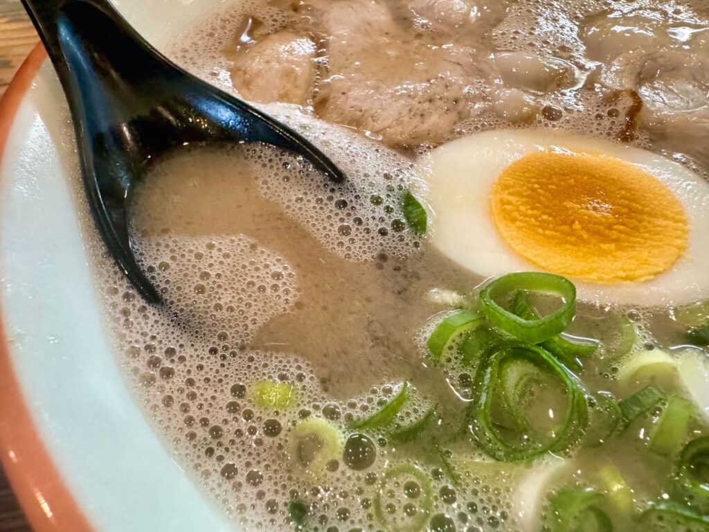 大砲ラーメン 本店のラーメンスープ