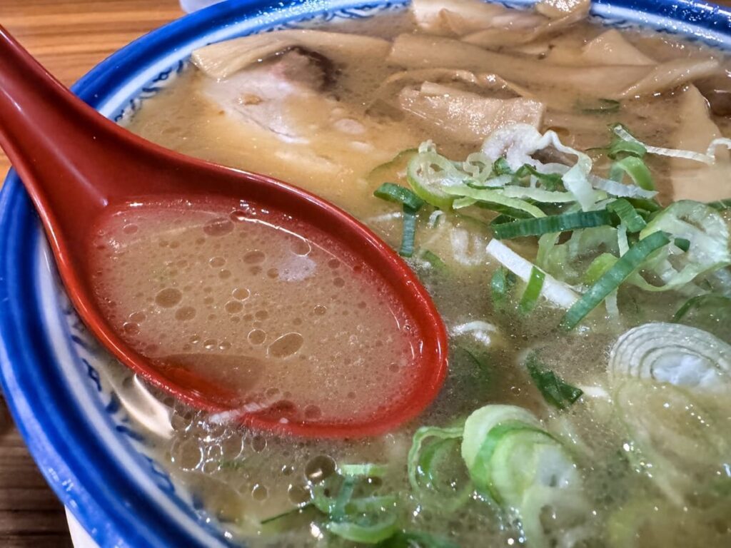 元祖赤のれん 節ちゃんラーメン 天神本店のチャーシューメン スープ