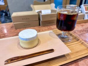 開化堂カフェのKaikadoチーズケーキと水出しアイスコーヒー2