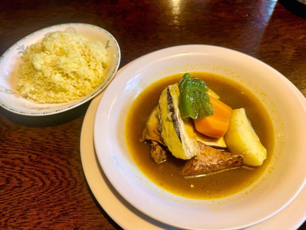 こうひいはうすのチキンカレー1