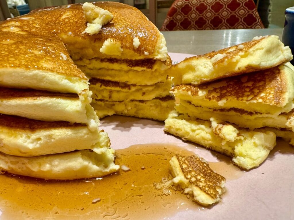 belle-ville pancake cafe ホワイティうめだ店のミルフィーユパンケーキ 入刀