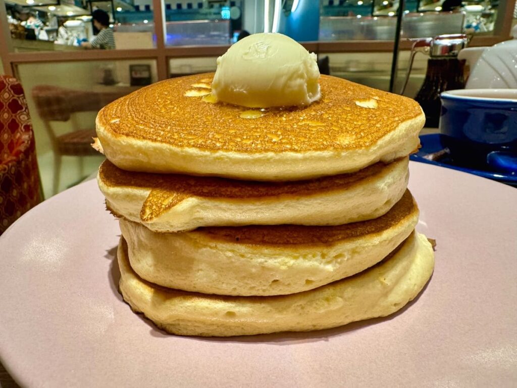 belle-ville pancake cafe ホワイティうめだ店のミルフィーユパンケーキ横から