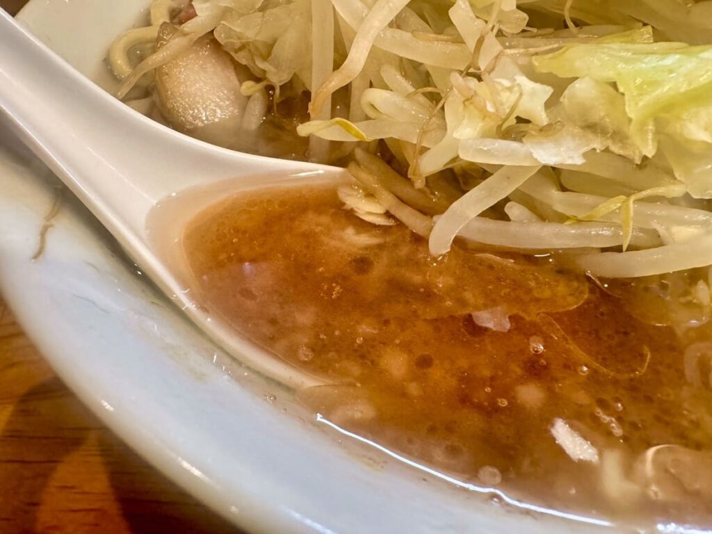 ラーメン二郎 前橋千代田町店の小豚ラーメン スープ