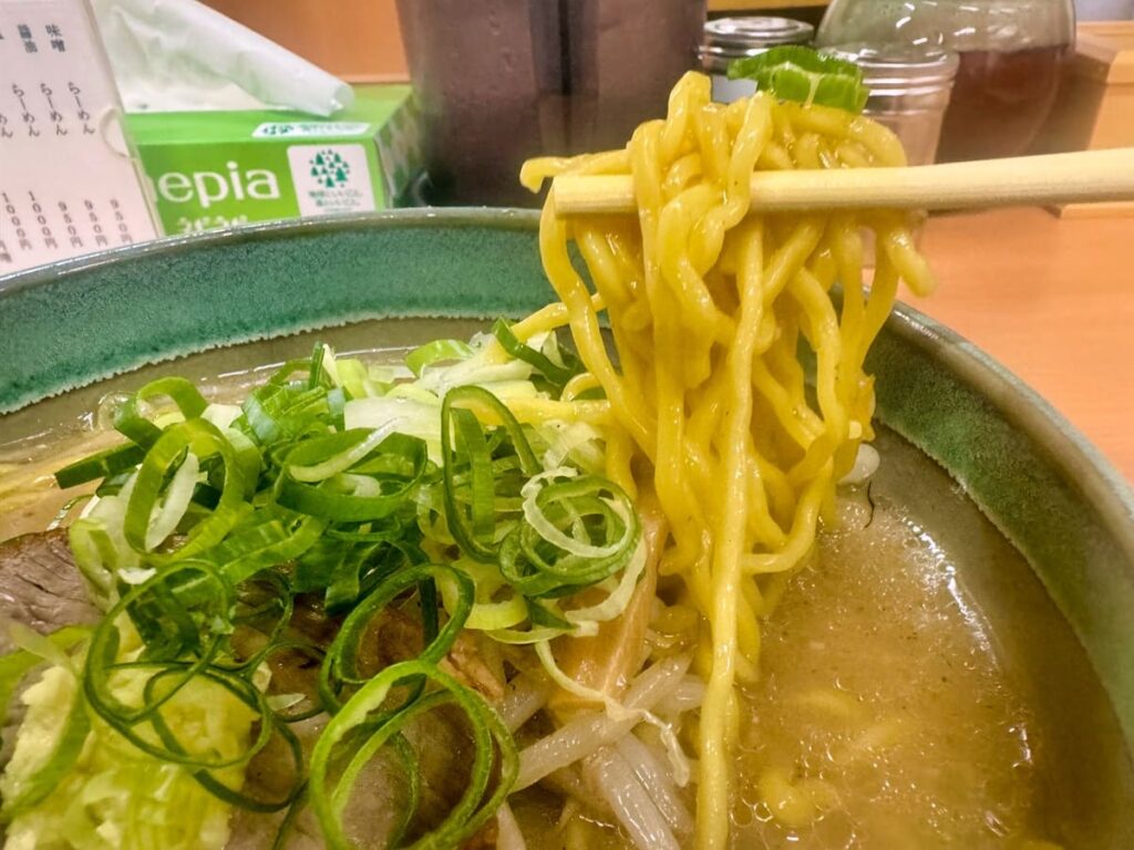 麺屋彩未の味噌らーめん 麺