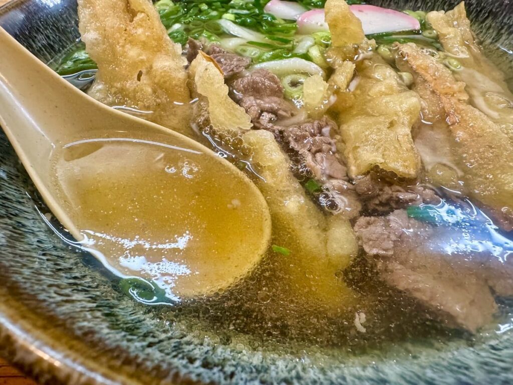 葉隠うどんの肉ごぼう天うどん お出汁