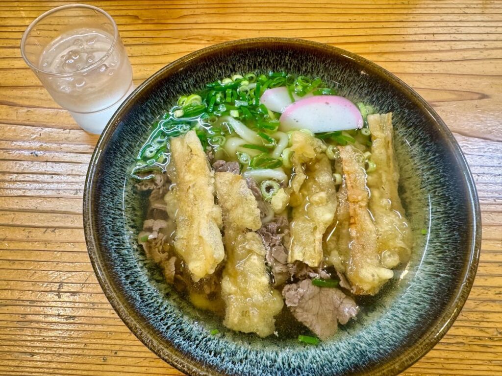 葉隠うどんの肉ごぼう天うどん1