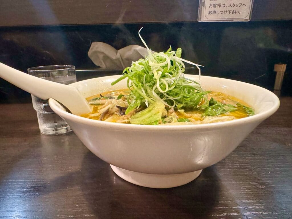 札幌味噌ラーメン専門店けやき 本店の味噌ラーメン横から