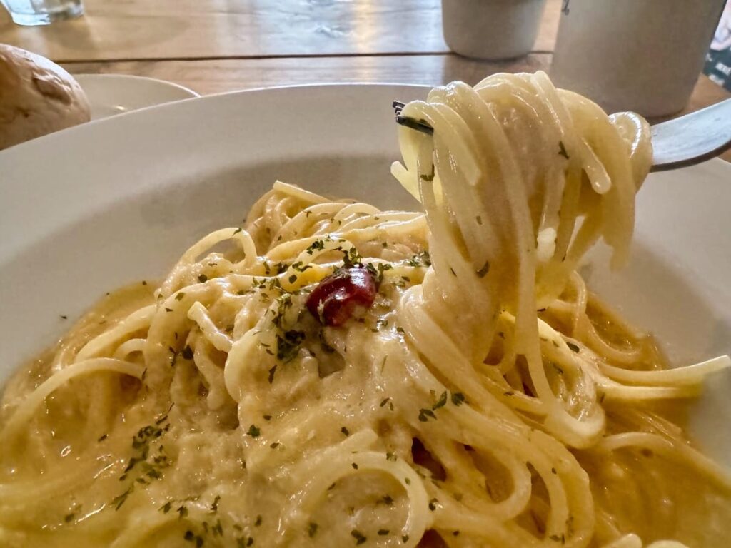 ヨーキーズブランチのぺぺたまパスタ実食1