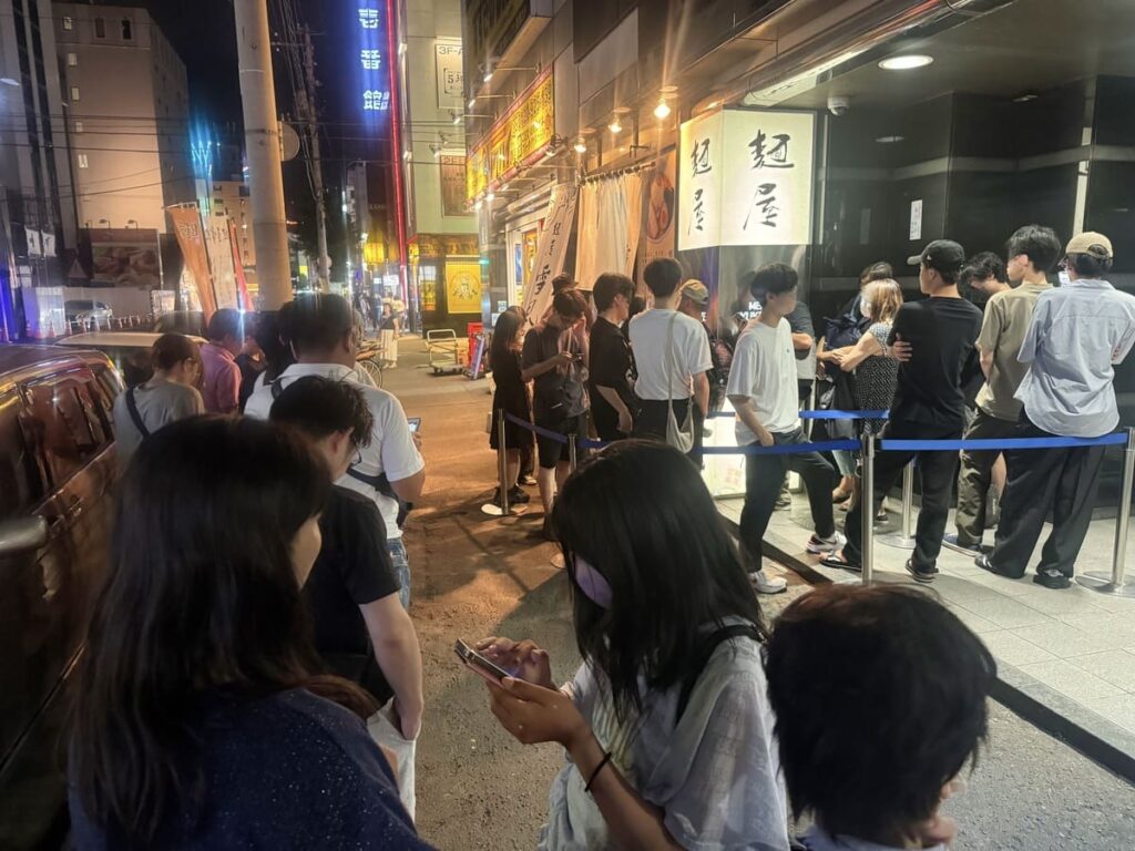 麺屋雪風 すすきの本店の開店前行列