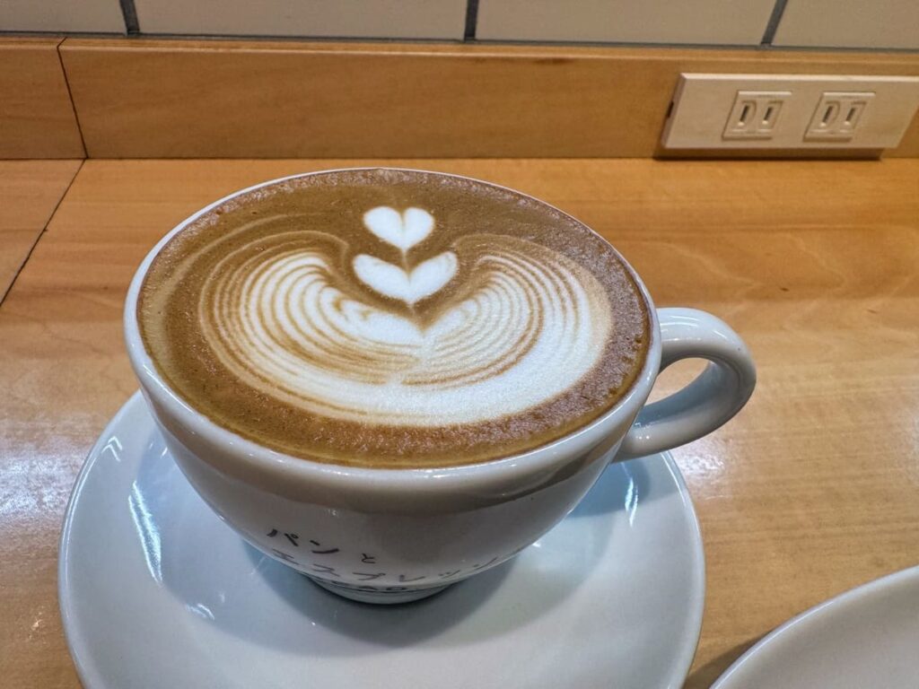 パンとエスプレッソと博多っとのムーめんたいセット カフェラテ