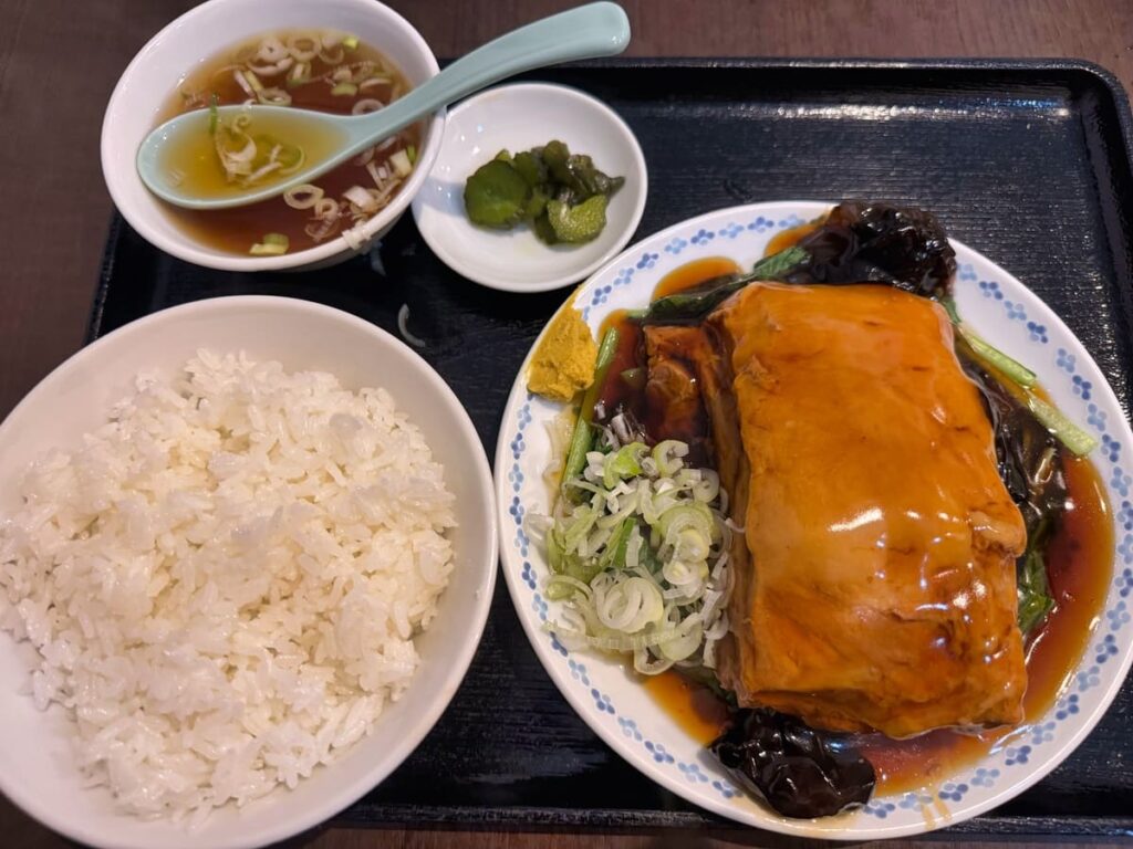 四つ角飯店の角煮定食1