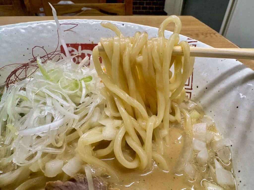 らーめん弥七の醤油らーめん麺