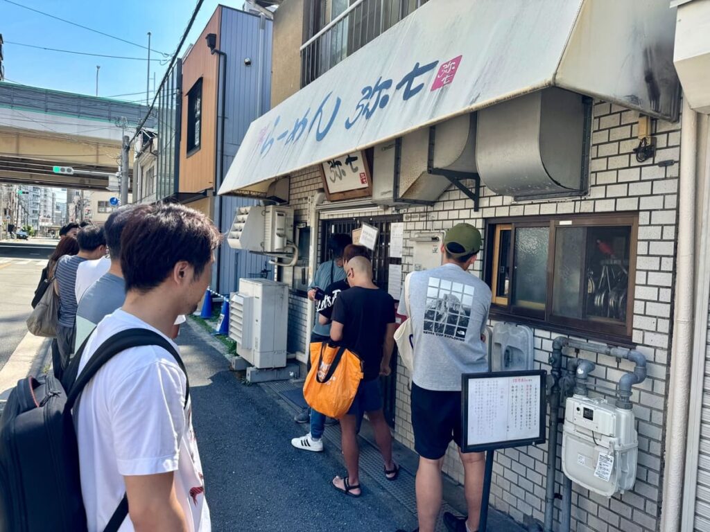 らーめん弥七の開店前行列