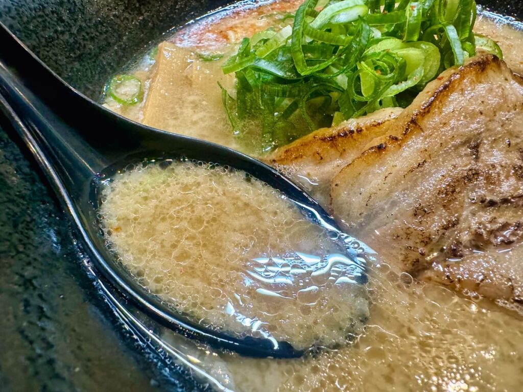 二代目 五山の厚切り炙りとろ肉ラーメン スープ