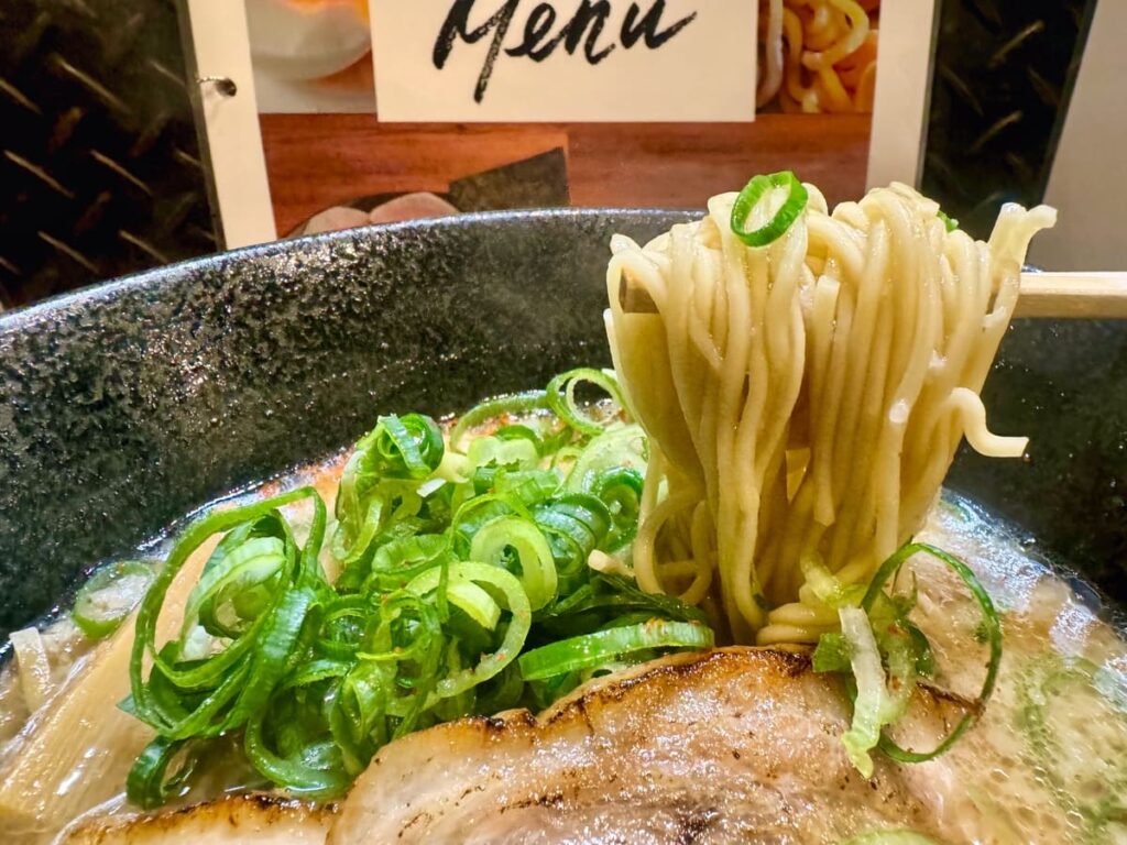 二代目 五山の厚切り炙りとろ肉ラーメン 麺