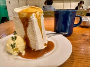 マザームーンカフェ 神戸国際会館店のエンゼルフードキャラメルケーキ1