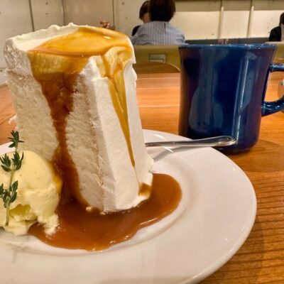 マザームーンカフェ 神戸国際会館店のエンゼルフードキャラメルケーキ1