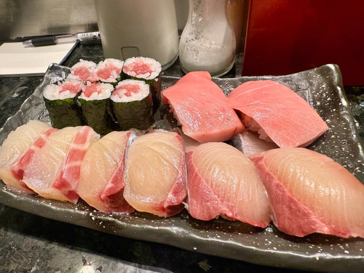 春駒 本店の握り寿司と軍艦3