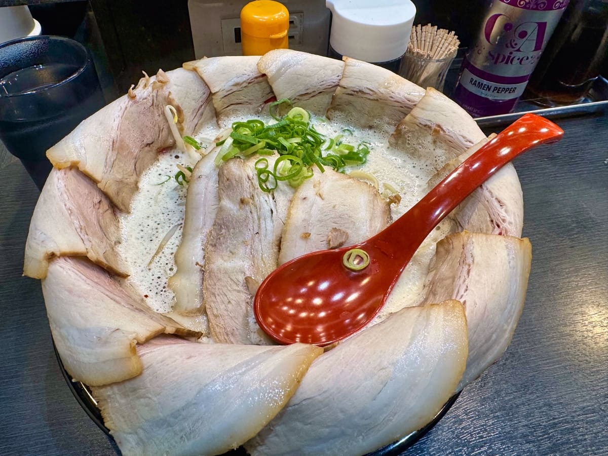 みなと軒 三宮高架下店のとんこつ王（キング）花びらチャーシュー3