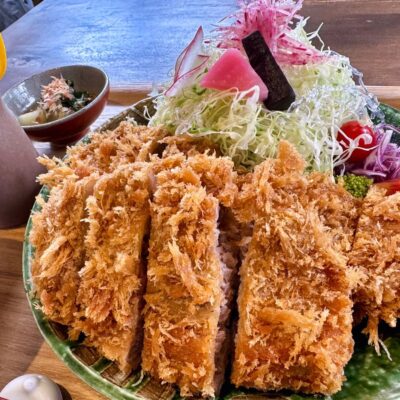 ぽくぽくの塩で食べるサクサクとんかつ 近影2