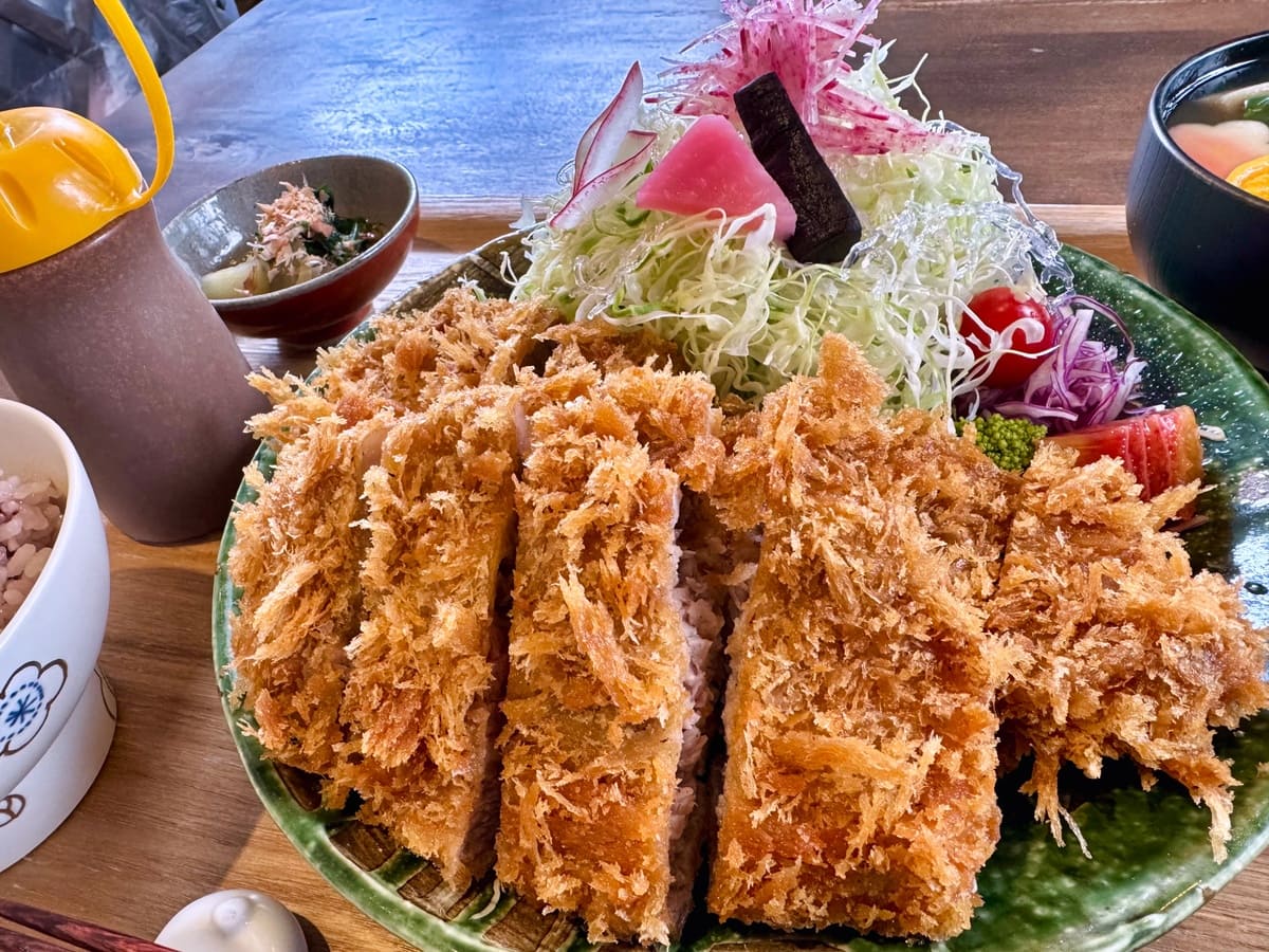 ぽくぽくの塩で食べるサクサクとんかつ 近影2