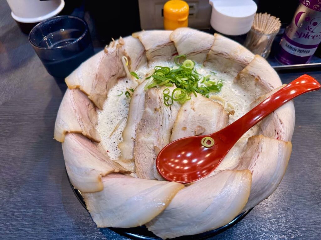 みなと軒 三宮高架下店のとんこつ王（キング）花びらチャーシュー1