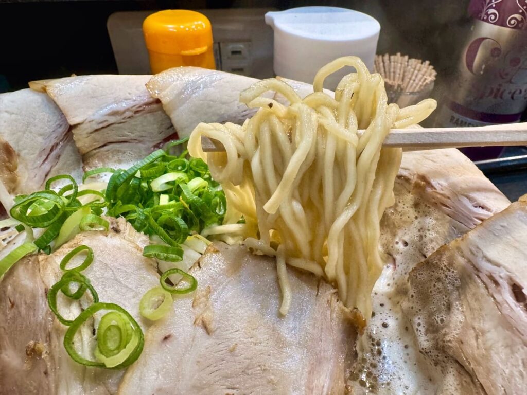 みなと軒 三宮高架下店のとんこつ王（キング）花びらチャーシュー 麺
