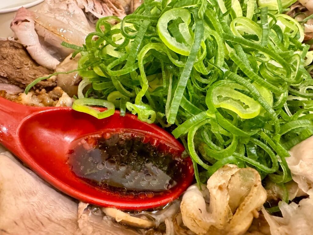 立食い屋台ラーメンと焼めし専門店ばんらい屋の醤油ラーメン肉増しネギ増し スープ