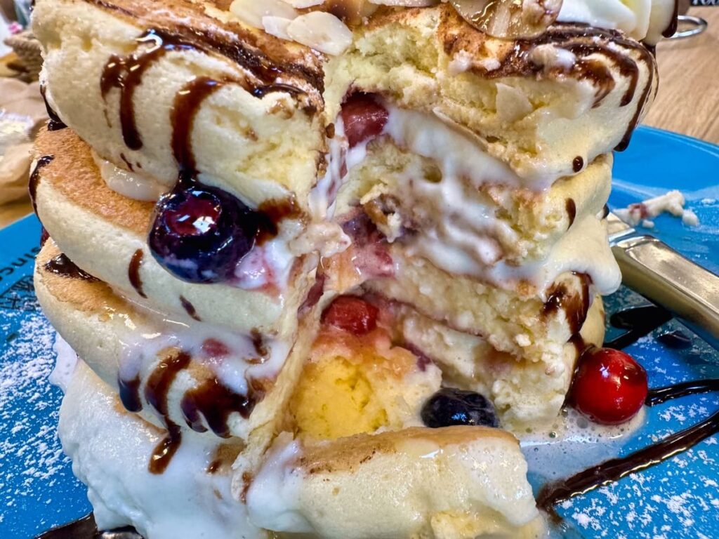 Takagi Coffee Ibaraki Branch 3 高木珈琲 茨木店のイチゴとミックスベリーのパンケーキ 断面