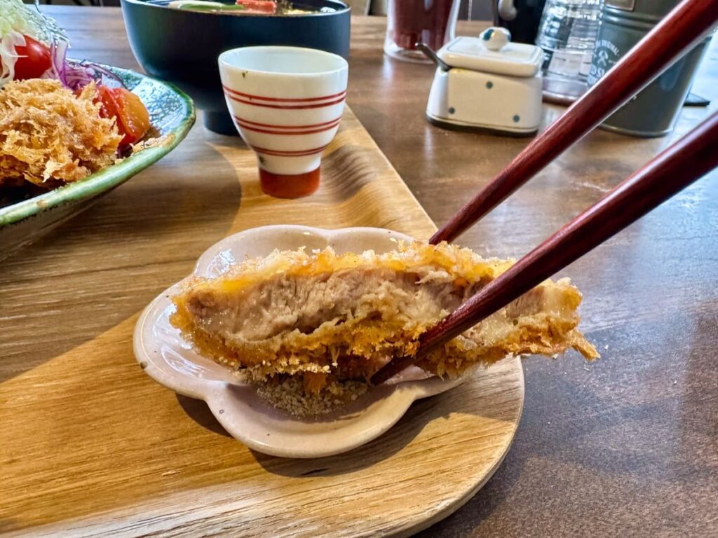 ぽくぽくの塩で食べるサクサクとんかつ 実食