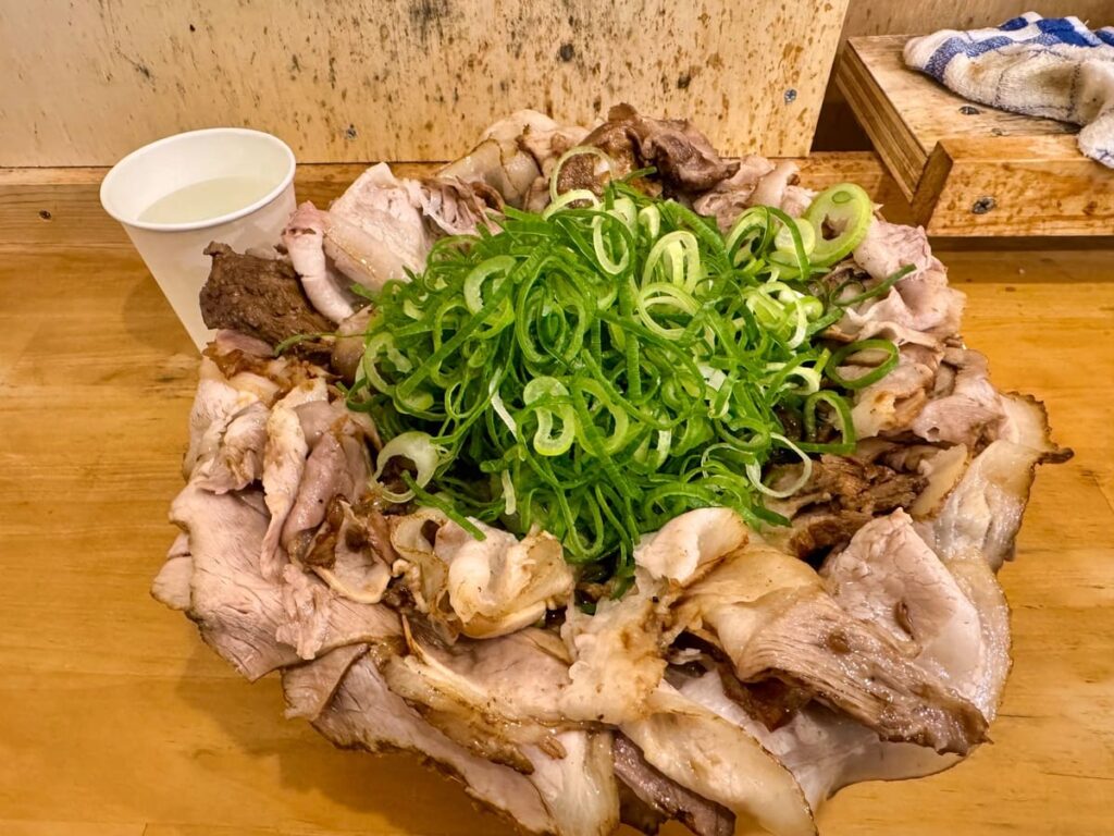 立食い屋台ラーメンと焼めし専門店ばんらい屋の醤油ラーメン肉増しネギ増し1