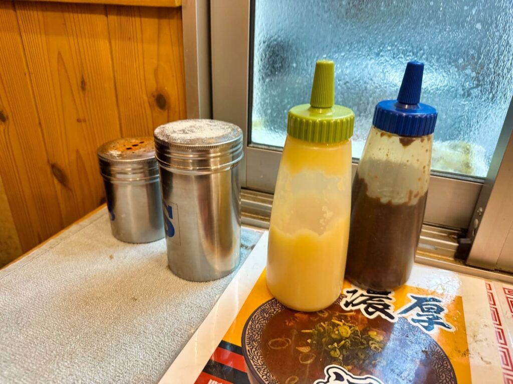 立食い屋台ラーメンと焼めし専門店ばんらい屋の共有調味料