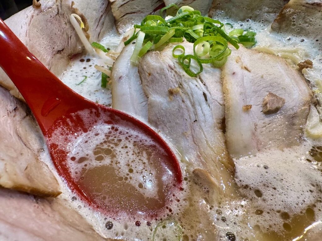 みなと軒 三宮高架下店のとんこつ王（キング）花びらチャーシュー スープ